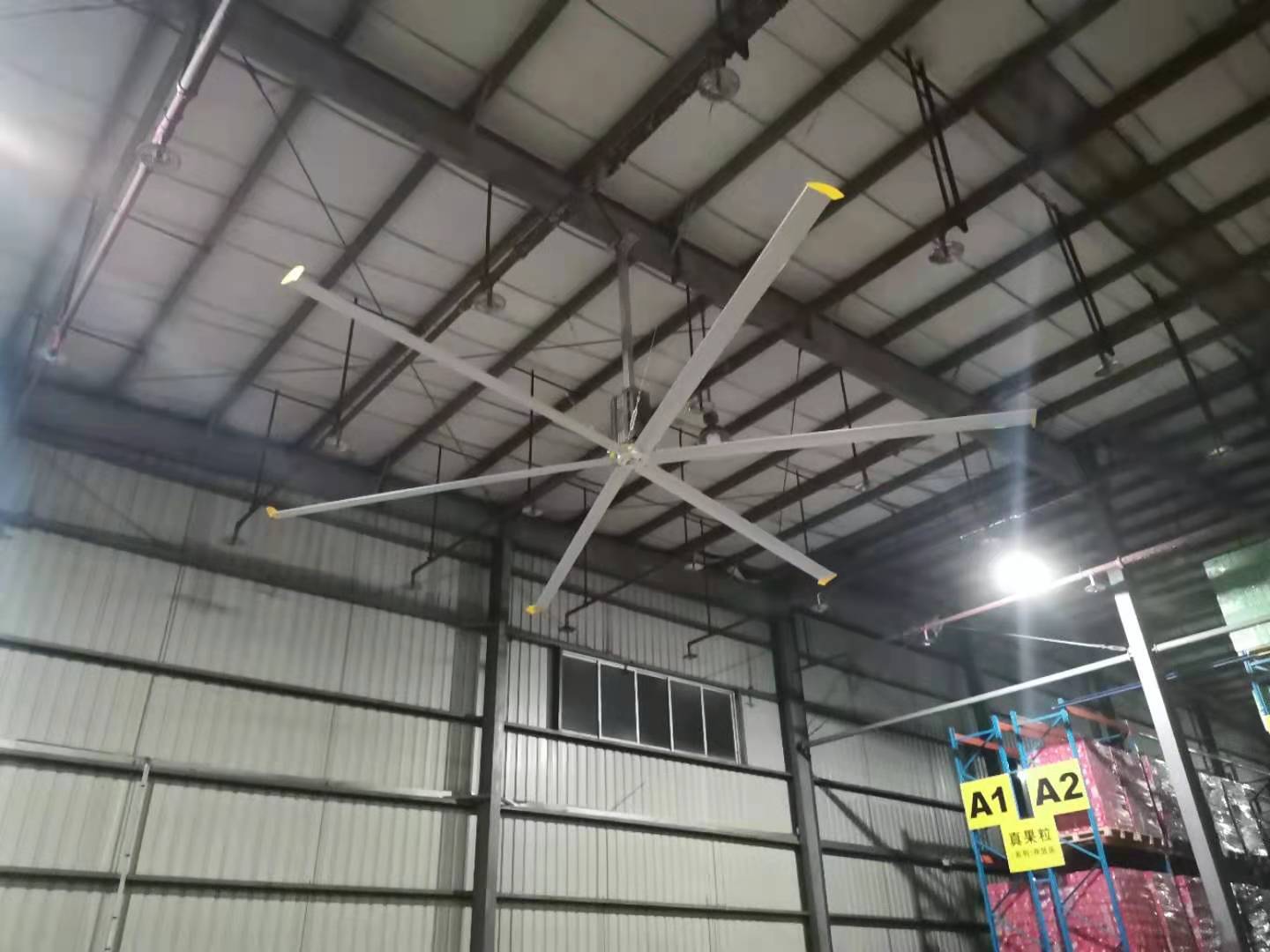 工業(yè)大風(fēng)扇能幫助貨運(yùn)物流倉(cāng)庫(kù)擺脫悶熱環(huán)境