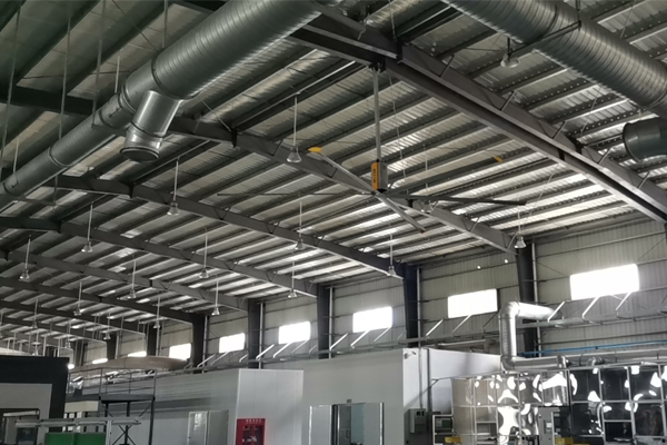 運(yùn)用工業(yè)吊扇與環(huán)?？照{(diào)來(lái)給車間降溫，你試過(guò)嗎？